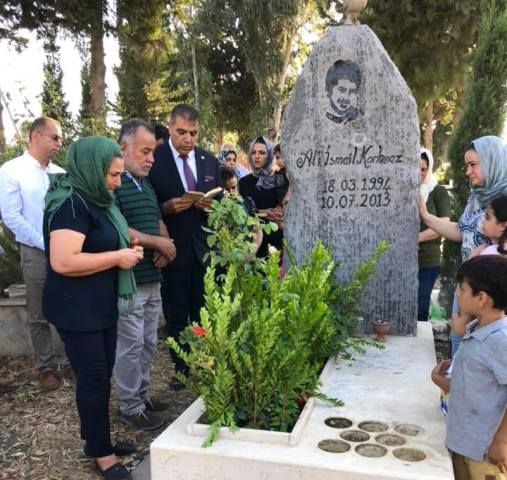 MİLLETVEKİLİ GÜZELMANSUR, KORKMAZ’IN MEZARI BAŞINDA KUR’AN OKUDU!