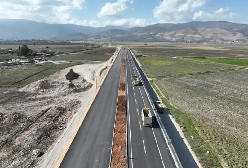 HATAY HAVALİMANI YOLU TEK ŞERİTLİ AÇILDI!