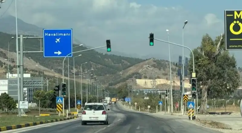 HATAY HAVALİMANI YOLU TEK ŞERİTLİ AÇILDI!