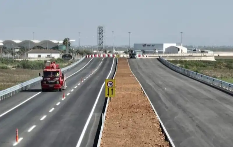 HATAY HAVALİMANI YOLU TEK ŞERİTLİ AÇILDI!