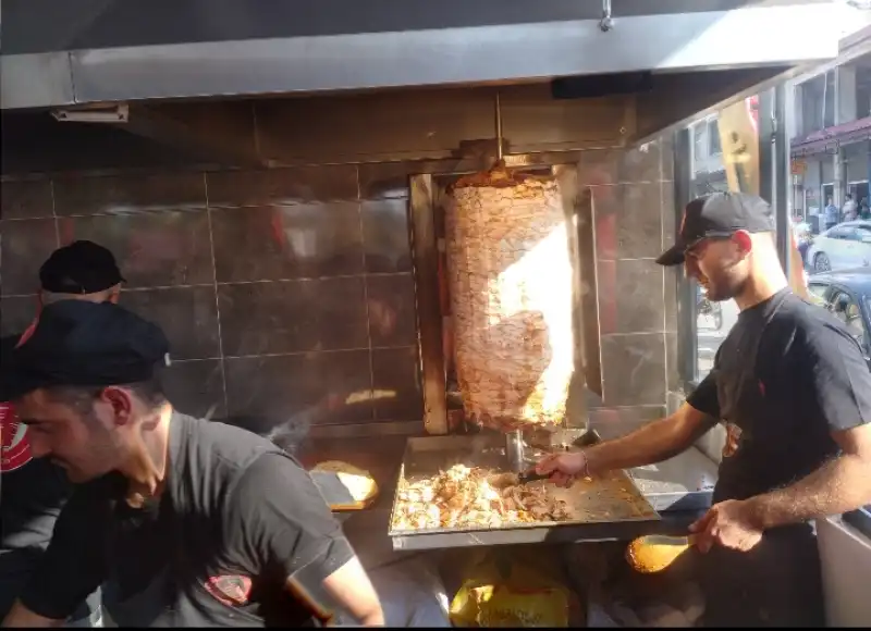 ATA DÖNER ESŞİZ LEZZETİYLE HİZMETİNİZDE!