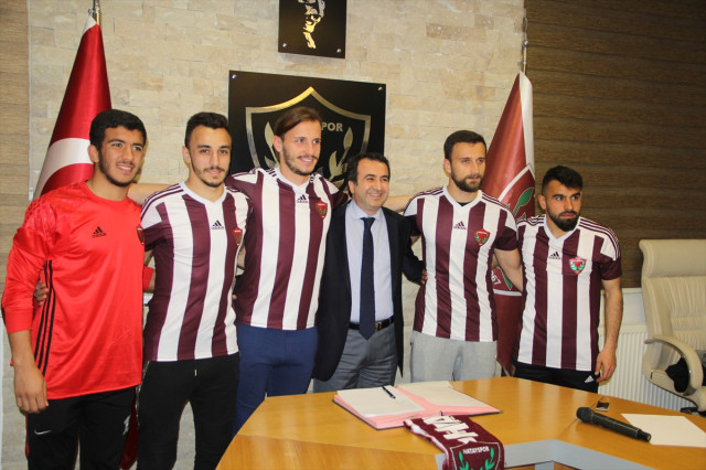 HATAYSPOR 4 FUTBOLCUYU RENKLERİNE BAĞLADI!