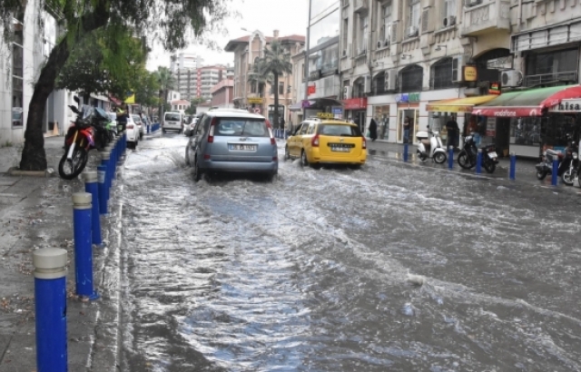 Sağanak Yağış Hayatı Felç Etti!