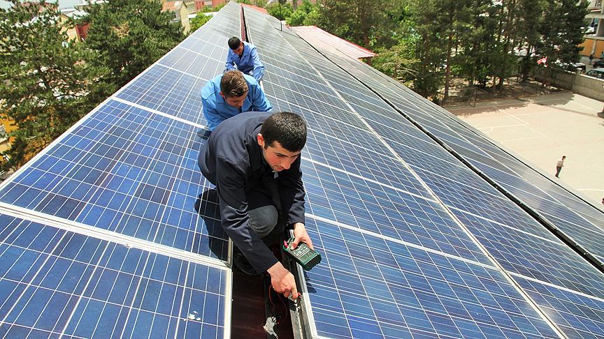 OKULLARDA GÜNEŞ ENERJİSİ KULLANIMI YAYGINLAŞIYOR!